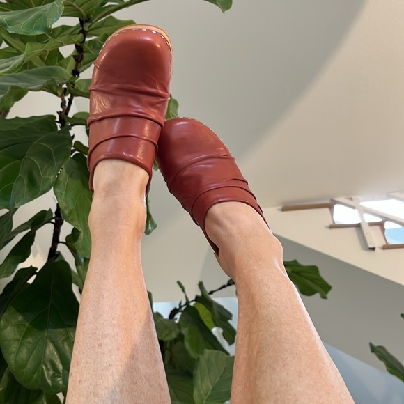 Swedish Hasbeens NWT Cognac Wrinkle Slip Inn Clog Comfortable and Fun Boho ❤️ - Picture 3 of 14